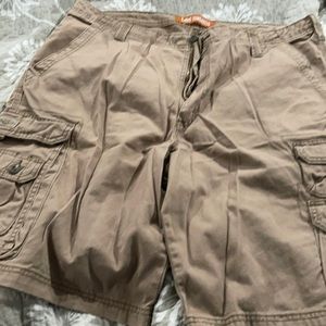 Men’s 40” Lee Dungarees tan cargo shorts